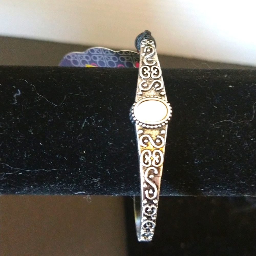 NWT. Paparazzi silver engraved bracelet.(B258)